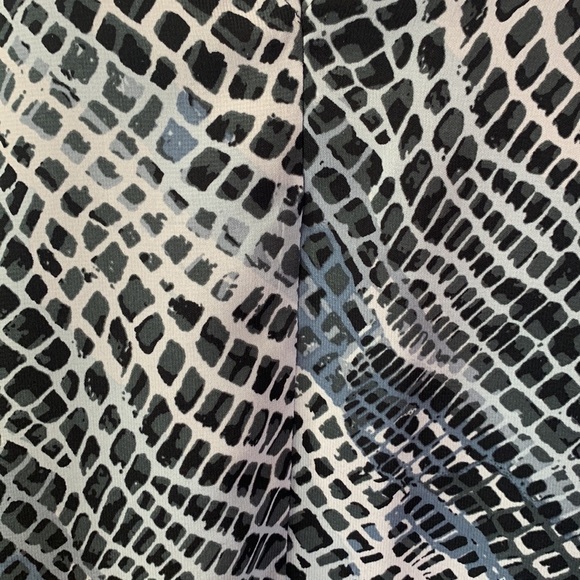 Banana Republic Factory Snakeskin V Neck Sleeveless Top - Picture 5 of 12